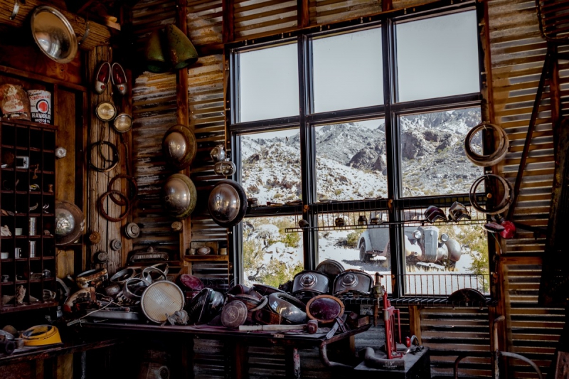 boutique-MANDELIEU LA NAPOULE-min_shop_window_part_junk_abandoned-138873